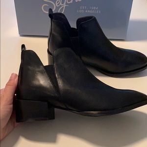 Seychelles Off Stage  Black Chelsea Boot Size 7